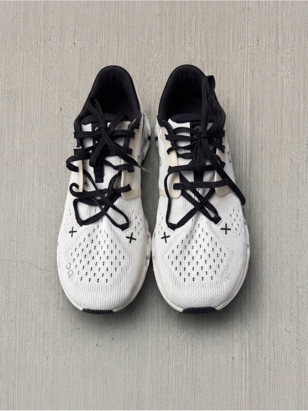 On Cloud X 4 Ivory/Black in women’s 8.5 Size 8.5